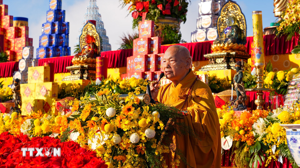 Trưởng lão Hòa thượng Thích Thiện Nhơn, Phó Pháp Chủ Hội đồng chứng minh Giáo hội Phật giáo Việt Nam, phát biểu tại Đại lễ cầu quốc thái dân an trên đỉnh núi Bà Đen. (Ảnh: Minh Phú/TTXVN)