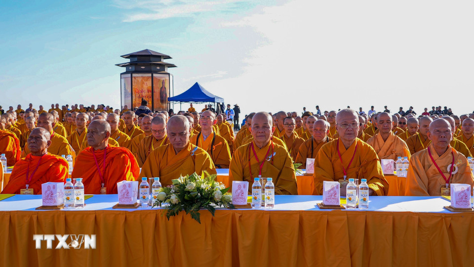 Chư tôn đức Hòa thượng Hội đồng chứng minh Giáo hội Phật giáo Việt Nam tại Đại lễ cầu quốc thái dân an trên đỉnh núi Bà Đen. (Ảnh: Minh Phú/TTXVN)