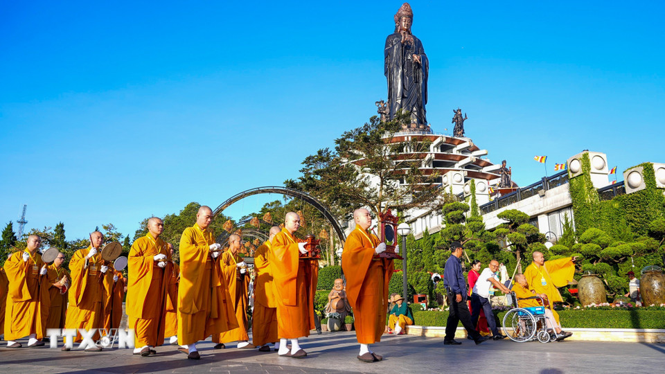 Các nghi thức Phật giáo được cử hành trang trọng, cầu quốc thái dân an trên đỉnh núi Bà Đen. (Ảnh: Minh Phú/TTXVN)