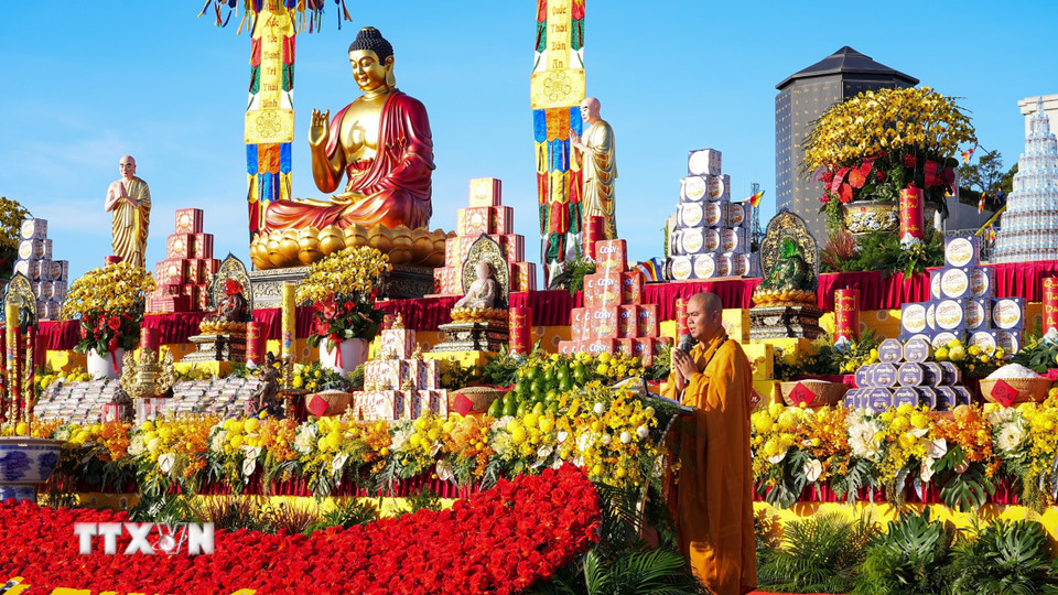 Không gian hành lễ trang nghiêm trên đỉnh núi Bà Đen những ngày cuối năm. (Ảnh: Minh Phú/TTXVN)