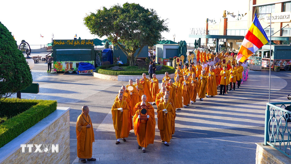 Các nghi thức Phật giáo được cử hành trang trọng, cầu quốc thái dân an tại Khu du lịch Quốc gia núi Bà Đen. (Ảnh: Minh Phú/TTXVN)