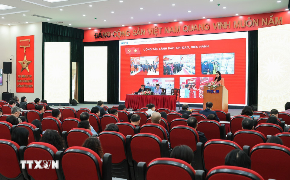 Bà Đỗ Thị Trang, Phó Bí thư Chuyên trách Đảng ủy TTXVN trình bày Báo cáo tóm tắt công tác đảng năm 2025 và triển khai nhiệm vụ công tác năm 2026. (Ảnh: Lê Đông/TTXVN)