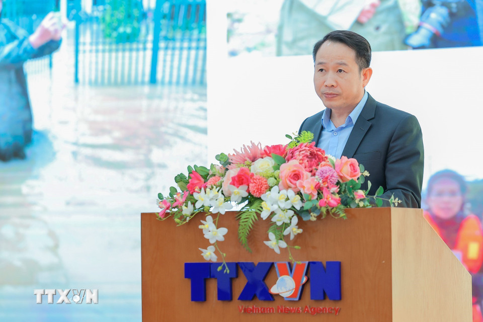 Ông Nguyễn Việt Dũng, Giám đốc Trung tâm Thông tin TTXVN tại khu vực miền Trung-Tây Nguyên trình bày tham luận tại Hội nghị. (Ảnh: Lê Đông/TTXVN)