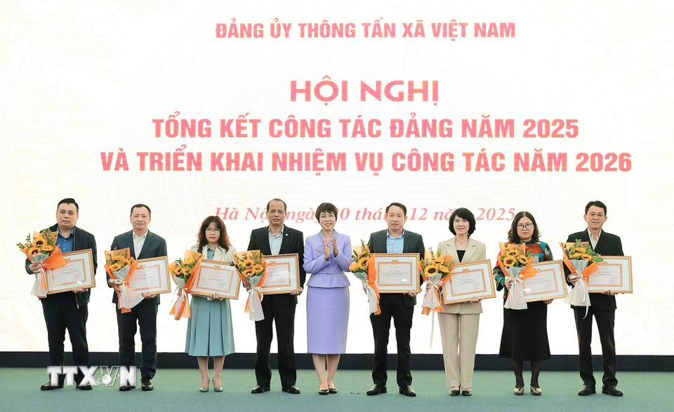 Bà Vũ Việt Trang, Ủy viên Ban Chấp hành Đảng bộ Chính phủ, Bí thư Đảng ủy, Tổng Giám đốc Thông tấn xã Việt Nam, trao Giấy khen cho 8 tổ chức Đảng hoàn thành xuất sắc nhiệm vụ năm 2025. (Ảnh: Lê Đông/TTXVN)