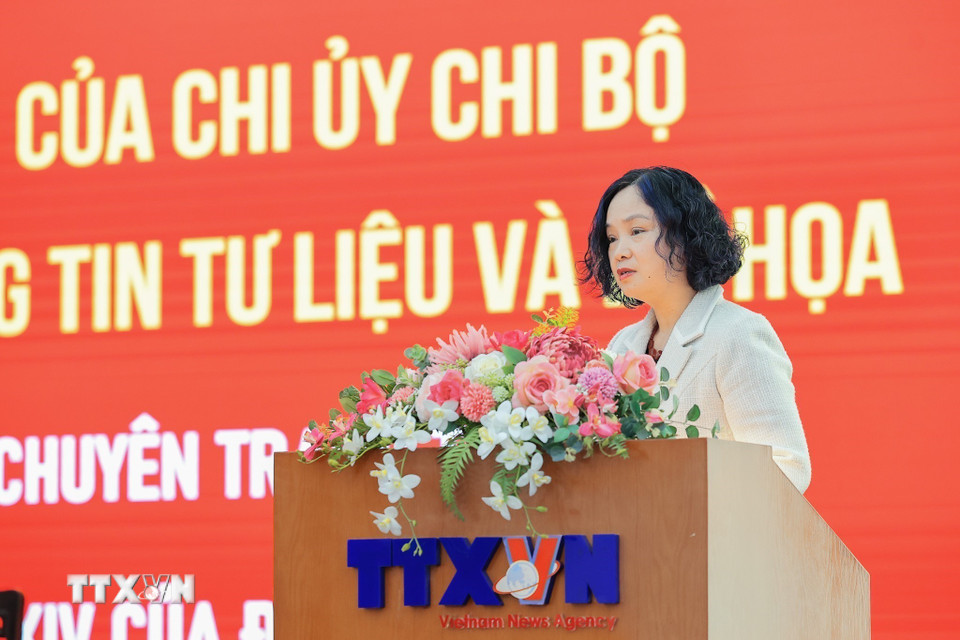 Bà Phạm Thị Phương Thảo, Giám đốc Trung tâm Thông tin Tư liệu và Đồ hoạ trình bày tham luận tại Hội nghị. (Ảnh: Lê Đông/TTXVN)