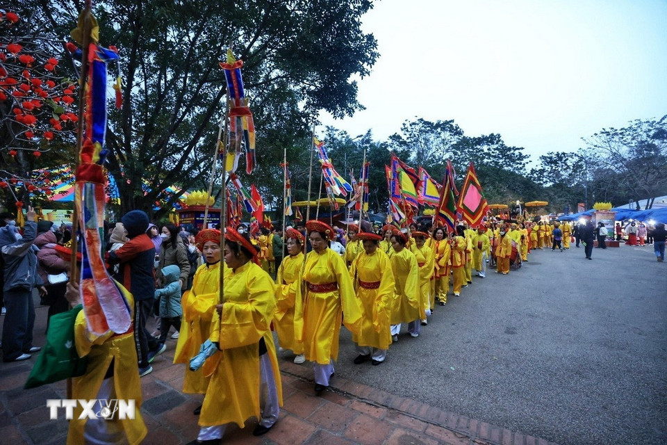 Đông đảo người dân và các thôn, xã tham dự lễ hội Gióng đền Sóc. (Ảnh: Tuấn Anh/TTXVN)