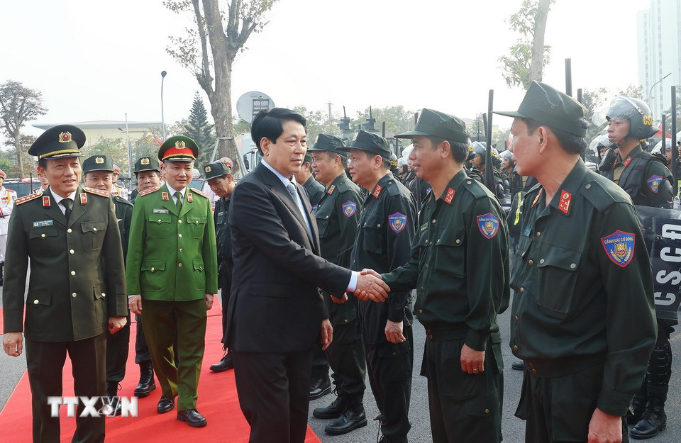 Chủ tịch nước Lương Cường với cán bộ chỉ huy Bộ Tư lệnh Cảnh sát Cơ động (Bộ Công an). (Ảnh: Lâm Khánh/TTXVN)