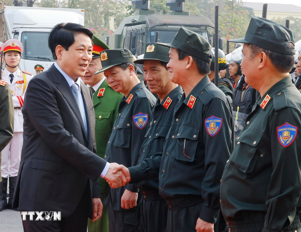 Chủ tịch nước Lương Cường với cán bộ chỉ huy Bộ Tư lệnh Cảnh sát Cơ động (Bộ Công an). (Ảnh: Lâm Khánh/TTXVN)