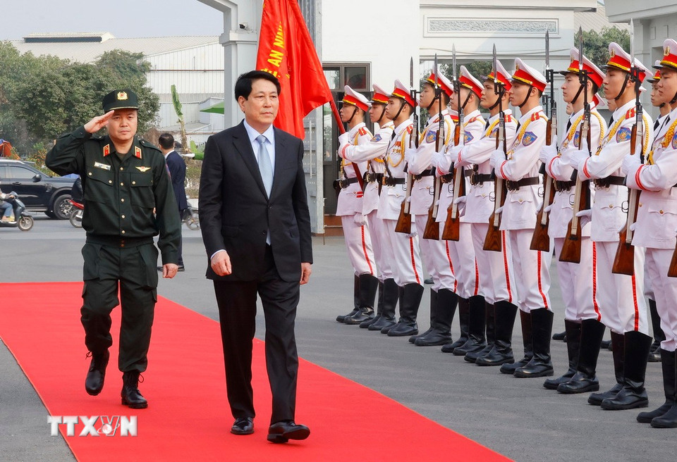 Chiều cùng ngày, Chủ tịch nước Lương Cường đến thăm, chúc Tết cán bộ, chiến sỹ Bộ Tư lệnh Cảnh sát Cơ động (Bộ Công an). (Ảnh: Lâm Khánh/TTXVN)