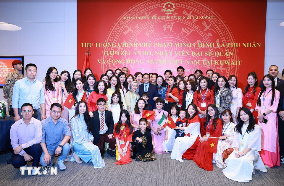 Thủ tướng Phạm Minh Chính với cán bộ, nhân viên Đại sứ quán và cộng đồng người Việt Nam tại Kuwait. (Ảnh: Dương Giang/TTXVN)
