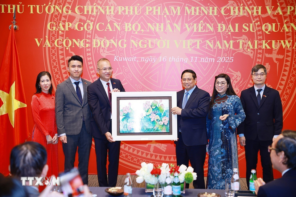 Thủ tướng Phạm Minh Chính tặng quà cho Đại sứ quán Việt Nam tại Kuwait. (Ảnh: Dương Giang/TTXVN)
