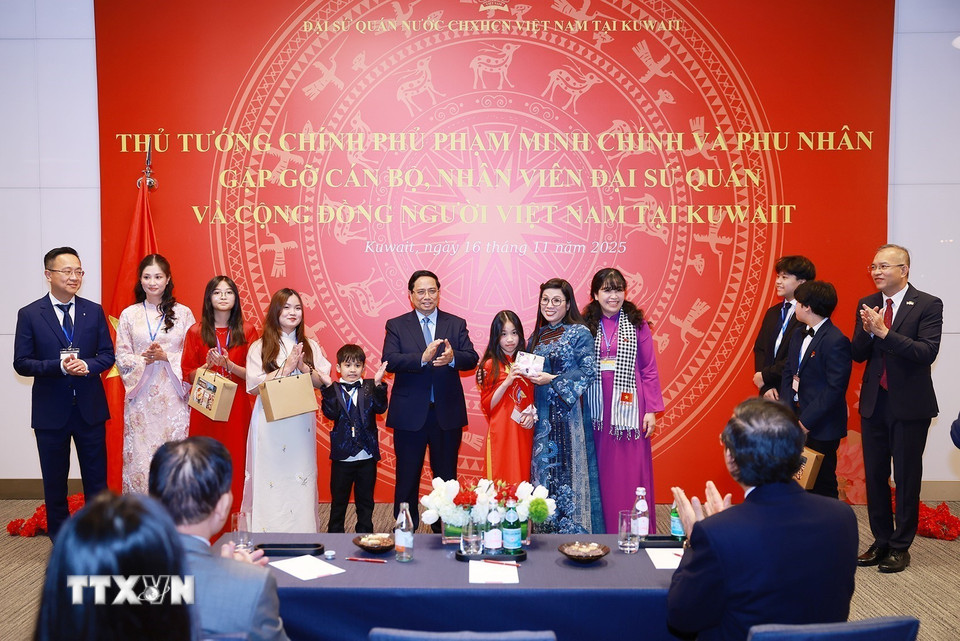 Thủ tướng Phạm Minh Chính tặng quà cho cộng đồng người Việt Nam tại Kuwait. (Ảnh: Dương Giang/TTXVN)