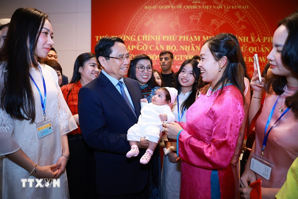 Thủ tướng Phạm Minh Chính với cán bộ, nhân viên Đại sứ quán và cộng đồng người Việt Nam tại Kuwait. (Ảnh: Dương Giang/TTXVN)