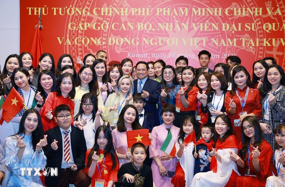 Thủ tướng Phạm Minh Chính với cán bộ, nhân viên Đại sứ quán và cộng đồng người Việt Nam tại Kuwait. (Ảnh: Dương Giang/TTXVN)