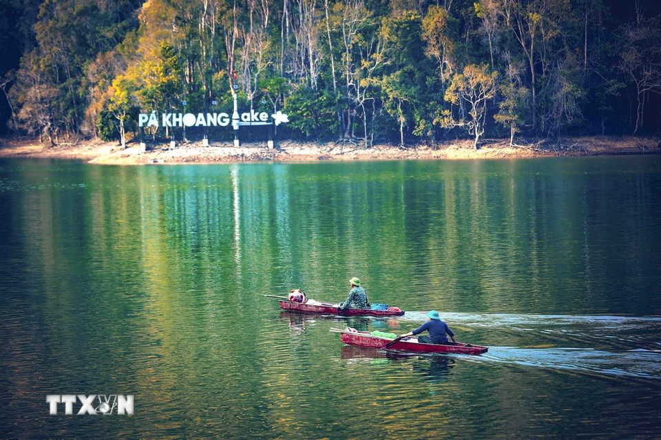 Người dân chèo thuyền đánh cá trên lòng hồ Pá Khoang. (Ảnh: Xuân Tư/TTXVN)