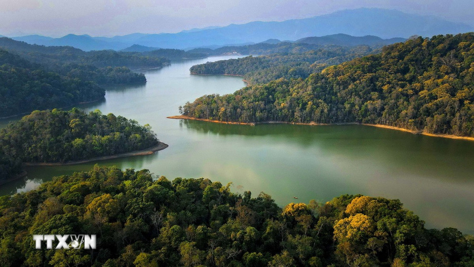 Hồ Pá Khoang có hàng chục hòn đảo lớn nhỏ. (Ảnh: Xuân Tư/TTXVN)