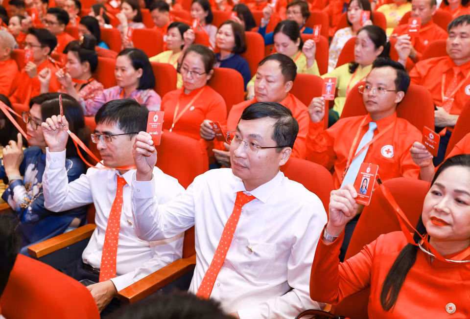 Đại biểu dự đại hội tham gia biểu quyết. (Ảnh: Thanh Tùng/TTXVN)
