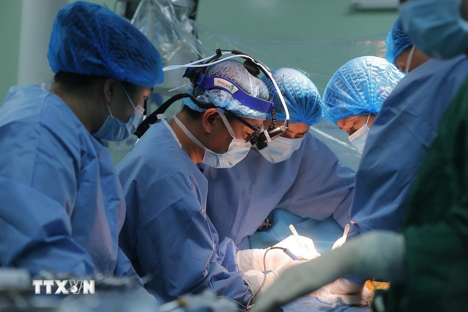 Phó Giáo sư, Tiến sỹ Phạm Duy Hiền (thứ 2 bên trái), Phó Giám đốc Bệnh viện Nhi Trung ương người trực tiếp thực hiện ca ghép gan cho bệnh nhi 30 tháng tuổi. (Ảnh: Minh Quyết/TTXVN)