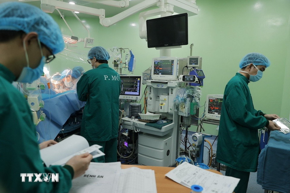 Ca phẫu thuật diễn ra với sự phối hợp chặt chẽ của các chuyên khoa Gan mật, Ngoại tổng hợp, Gây mê, Điều trị tích cực ngoại khoa, Trung tâm xét nghiệm cận lâm sàng, Ngân hàng máu, Chẩn đoán hình ảnh... (Ảnh: Minh Quyết/TTXVN)