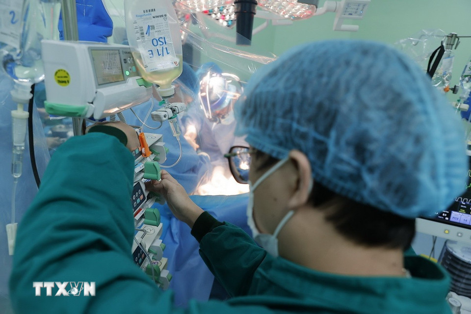 Ca phẫu thuật diễn ra với sự phối hợp chặt chẽ của các chuyên khoa Gan mật, Ngoại tổng hợp, Gây mê, Điều trị tích cực ngoại khoa, Trung tâm xét nghiệm cận lâm sàng, Ngân hàng máu, Chẩn đoán hình ảnh... (Ảnh: Minh Quyết/TTXVN)