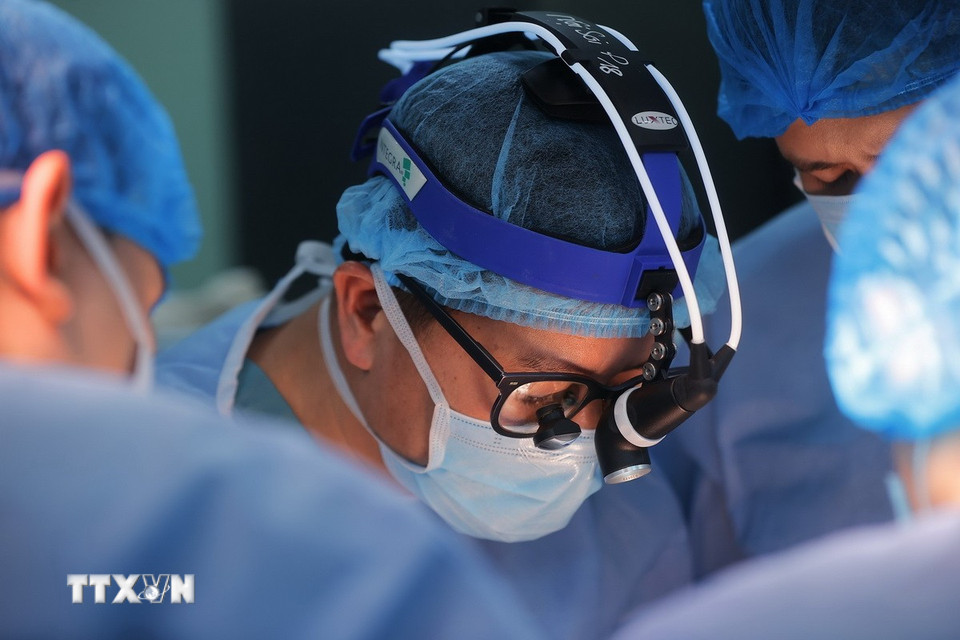 Phó Giáo sư, Tiến sỹ Phạm Duy Hiền, Phó Giám đốc Bệnh viện Nhi Trung ương người trực tiếp thực hiện ca ghép gan cho bệnh nhi 30 tháng tuổi. (Ảnh: Minh Quyết/TTXVN)