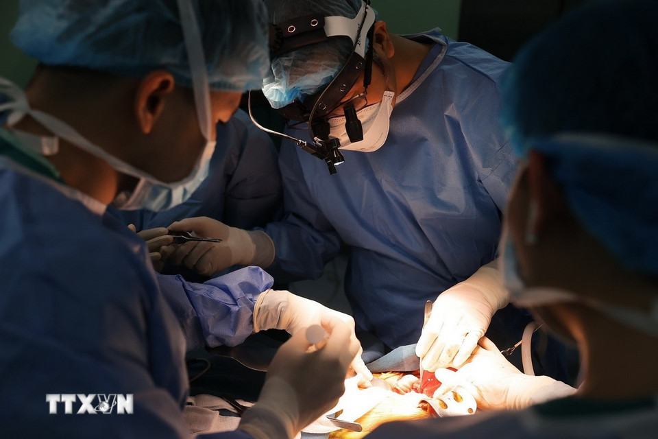 Sau 7 tiếng tập trung cao độ êkíp thực hiện thành công đồng thời lấy gan từ người hiến và ghép thành công cho bệnh nhi 30 tháng tuổi, mở ra sự sống mới cho bệnh nhân. (Ảnh: Minh Quyết/TTXVN)