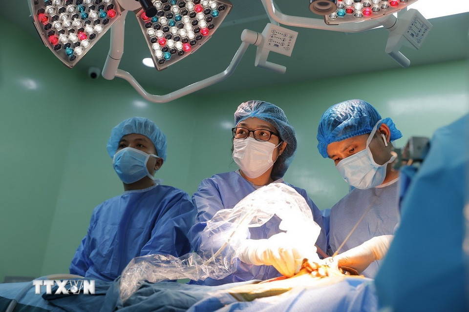 Bác sỹ tiến hành siêu âm ngay sau khi bệnh nhi được ghép gan xong. (Ảnh: Minh Quyết/TTXVN)