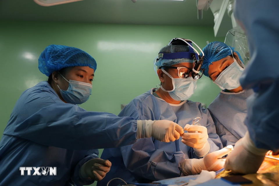 Phó Giáo sư, Tiến sỹ Phạm Duy Hiền, Phó Giám đốc Bệnh viện Nhi Trung ương người trực tiếp thực hiện ca ghép gan cho bệnh nhi 30 tháng tuổi. (Ảnh: Minh Quyết/TTXVN)