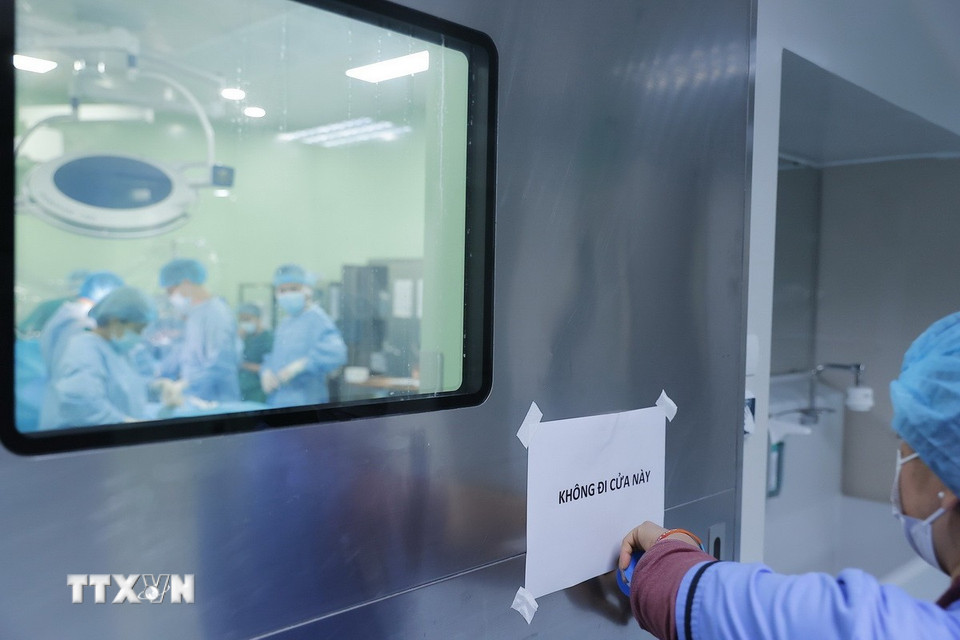 Các quy định tại phòng phẫu thuật ghép tạng rất chặt chẽ, đảm bảo an toàn khi thực hiện. (Ảnh: Minh Quyết/TTXVN)