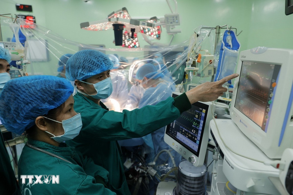 Ca phẫu thuật diễn ra với sự phối hợp chặt chẽ của các chuyên khoa Gan mật, Ngoại tổng hợp, Gây mê, Điều trị tích cực ngoại khoa, Trung tâm xét nghiệm cận lâm sàng, Ngân hàng máu, Chẩn đoán hình ảnh... (Ảnh: Minh Quyết/TTXVN)