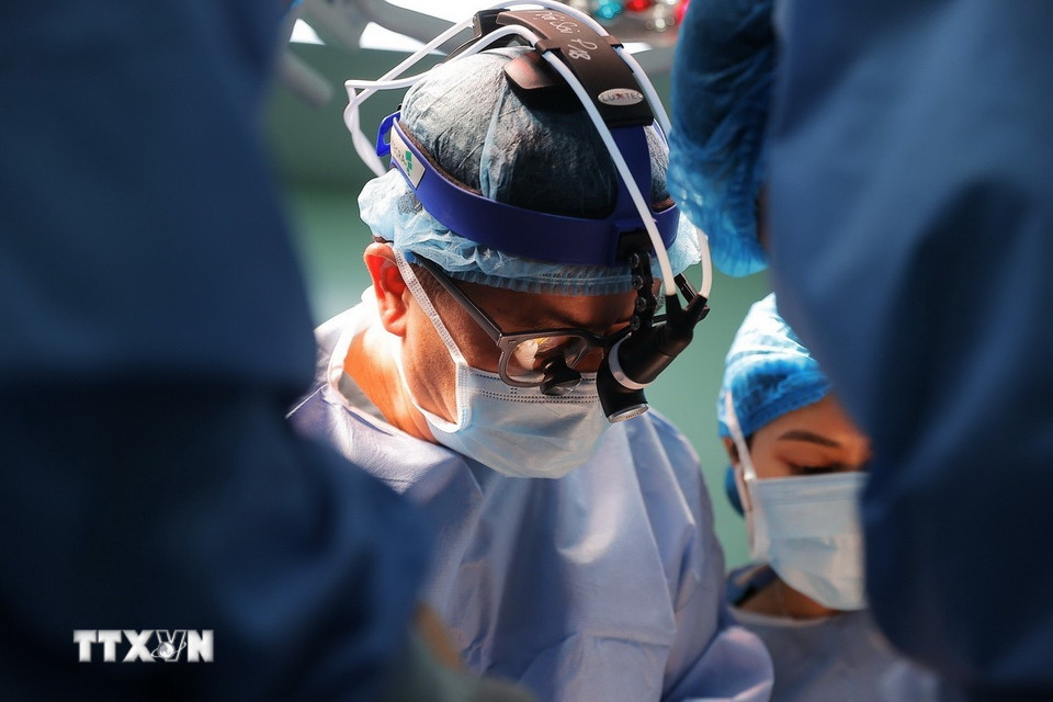Phó Giáo sư, Tiến sỹ Phạm Duy Hiền, Phó Giám đốc Bệnh viện Nhi Trung ương người trực tiếp thực hiện ca ghép gan cho bệnh nhi 30 tháng tuổi. (Ảnh: Minh Quyết/TTXVN)
