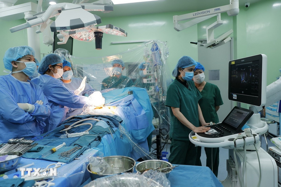 Bác sỹ tiến hành siêu âm ngay sau khi bệnh nhi được ghép gan xong. (Ảnh: Minh Quyết/TTXVN)