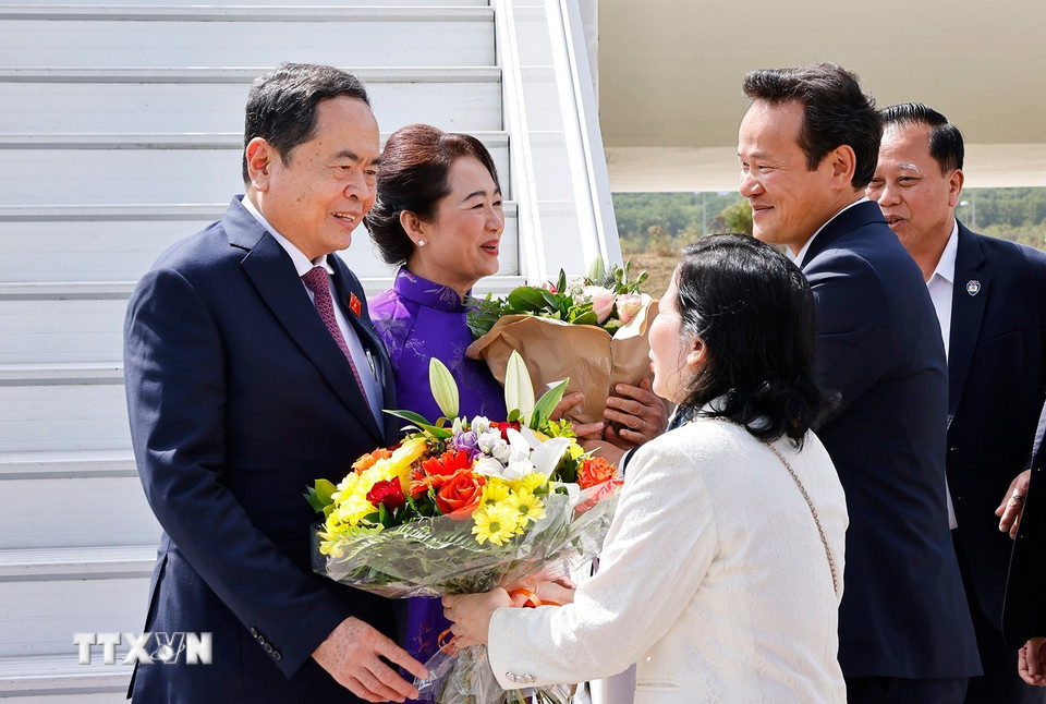 Chủ tịch Quốc hội Trần Thanh Mẫn và Phu nhân đến sân bay quốc tế Geneva, Thụy Sĩ. (Ảnh: Doãn Tấn/TTXVN)