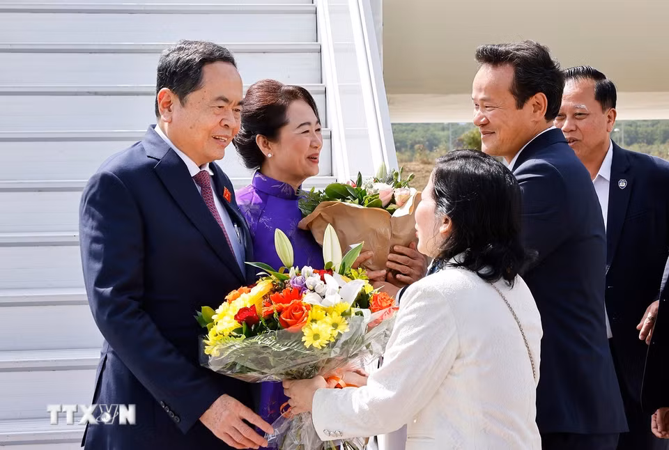 Chủ tịch Quốc hội Trần Thanh Mẫn và Phu nhân đến sân bay quốc tế Geneva, Thụy Sĩ. (Ảnh: Doãn Tấn/TTXVN)