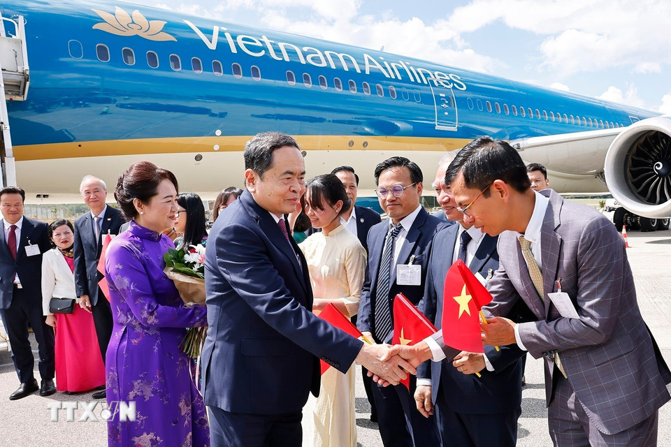 Cán bộ, nhân viên Đại sứ quán và cộng đồng người Việt Nam đón Chủ tịch Quốc hội Trần Thanh Mẫn và Phu nhân tại sân bay quốc tế Geneva. (Ảnh: Doãn Tấn/TTXVN)