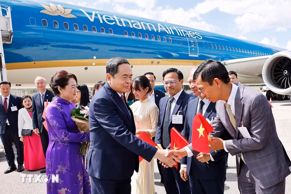 Cán bộ, nhân viên Đại sứ quán và cộng đồng người Việt Nam đón Chủ tịch Quốc hội Trần Thanh Mẫn và Phu nhân tại sân bay quốc tế Geneva. (Ảnh: Doãn Tấn/TTXVN)