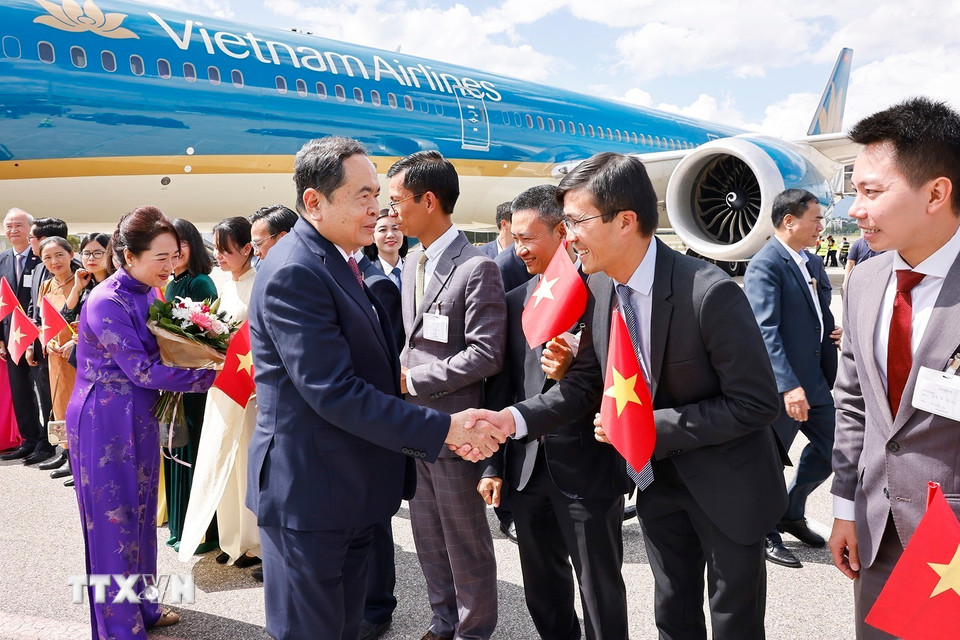 Cán bộ, nhân viên Đại sứ quán và cộng đồng người Việt Nam đón Chủ tịch Quốc hội Trần Thanh Mẫn và Phu nhân tại sân bay quốc tế Geneva. (Ảnh: Doãn Tấn/TTXVN)