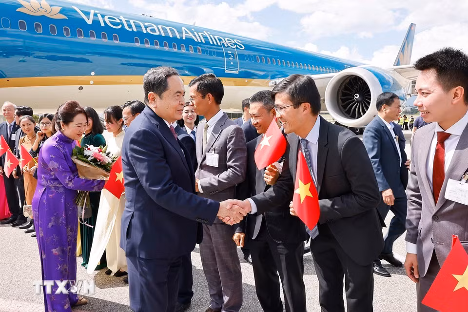 Cán bộ, nhân viên Đại sứ quán và cộng đồng người Việt Nam đón Chủ tịch Quốc hội Trần Thanh Mẫn và Phu nhân tại sân bay quốc tế Geneva. (Ảnh: Doãn Tấn/TTXVN)