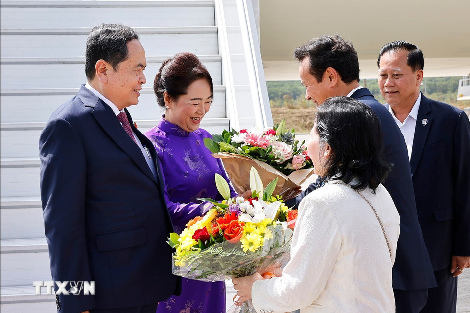 Chủ tịch Quốc hội Trần Thanh Mẫn và Phu nhân đến sân bay quốc tế Geneva, Thụy Sĩ. (Ảnh: Doãn Tấn/TTXVN)