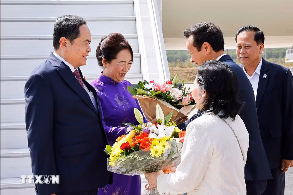 Chủ tịch Quốc hội Trần Thanh Mẫn và Phu nhân đến sân bay quốc tế Geneva, Thụy Sĩ. (Ảnh: Doãn Tấn/TTXVN)