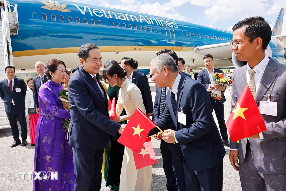 Cán bộ, nhân viên Đại sứ quán và cộng đồng người Việt Nam đón Chủ tịch Quốc hội Trần Thanh Mẫn và Phu nhân tại sân bay quốc tế Geneva. (Ảnh: Doãn Tấn/TTXVN)