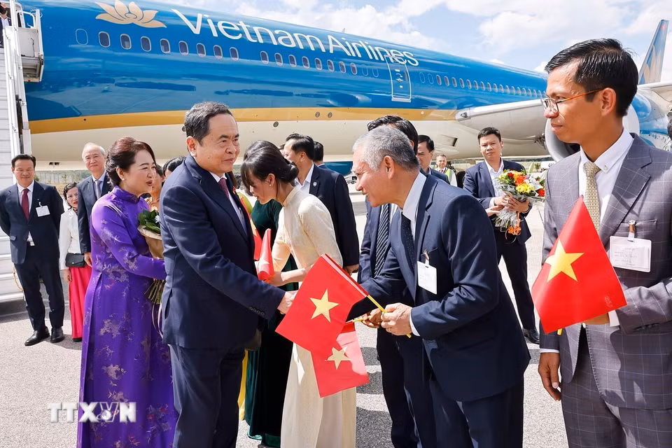 Cán bộ, nhân viên Đại sứ quán và cộng đồng người Việt Nam đón Chủ tịch Quốc hội Trần Thanh Mẫn và Phu nhân tại sân bay quốc tế Geneva. (Ảnh: Doãn Tấn/TTXVN)