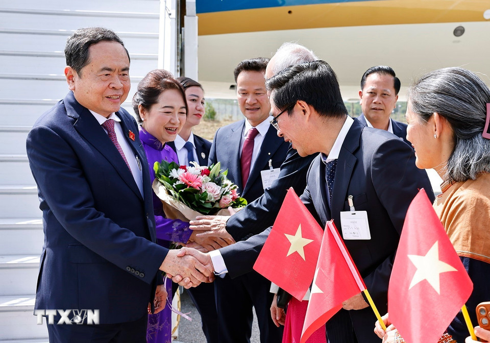 Cán bộ, nhân viên Đại sứ quán và cộng đồng người Việt Nam đón Chủ tịch Quốc hội Trần Thanh Mẫn và Phu nhân tại sân bay quốc tế Geneva. (Ảnh: Doãn Tấn/TTXVN)