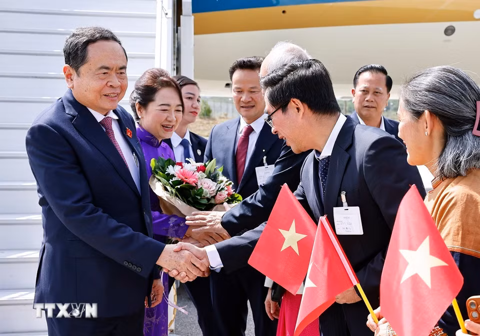Cán bộ, nhân viên Đại sứ quán và cộng đồng người Việt Nam đón Chủ tịch Quốc hội Trần Thanh Mẫn và Phu nhân tại sân bay quốc tế Geneva. (Ảnh: Doãn Tấn/TTXVN)