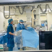 Không khí làm việc trong dịp Tết tại Khoa Hồi sức vẫn luôn hối hả, liên tục. (Ảnh: PV/Vietnam+)