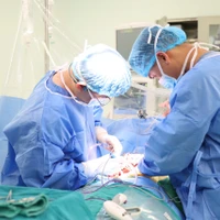 Các bác sỹ thực hiện ca ghép tạng cho bệnh nhân. (Ảnh: PV/Vietnam+)