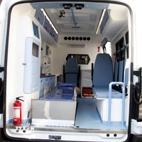 Bên trong xe cứu thương được trang bị thiết bị y tế hiện đại. (Ảnh: TTXVN)