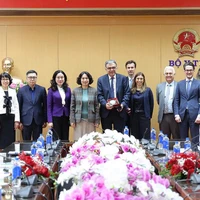 Thứ trưởng Bộ Y tế Nguyễn Thị Liên Hương đã tiếp Giáo sư Yazdan Yazdanpanah - Giám đốc Cơ quan Quốc gia nghiên cứu về các bệnh truyền nhiễm mới nổi (ANRS MIE) của Pháp. (Ảnh: PV/Vietnam+)