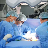 Các bác sỹ Bệnh viện Trung ương Quân đội 108 thực hiện ca ghép tạng cho bệnh nhân. (Ảnh: PV/Vietnam+)