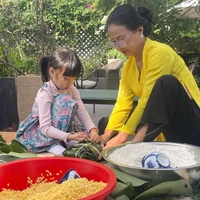 Một cách đơn giản để chăm sóc sức khỏe tinh thần dịp Tết là mỗi người tự thưởng cho mình một bữa ăn ngon với món ăn yêu thích. (Ảnh: TTXVN/Vietnam+)